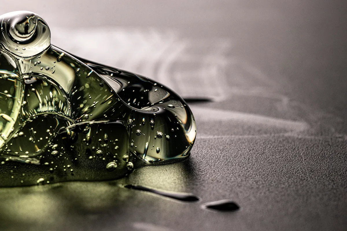 Обладает значительной устойчивостью к солям, щелочам и кислотам